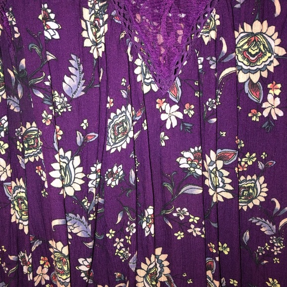 Cute floral blouse with lace details - Picture 2 of 4